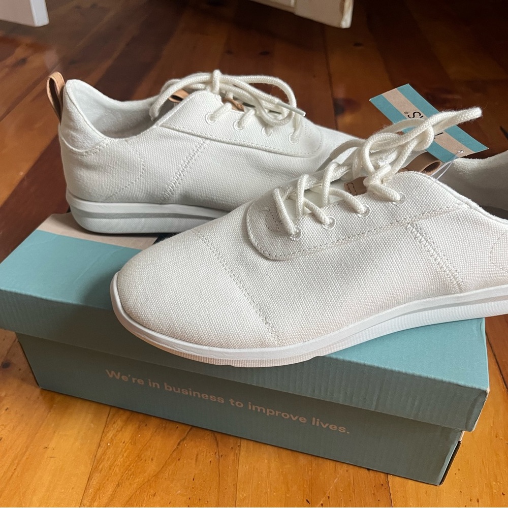 Women’s NWT Tom’s Cabrillo Sneaker.